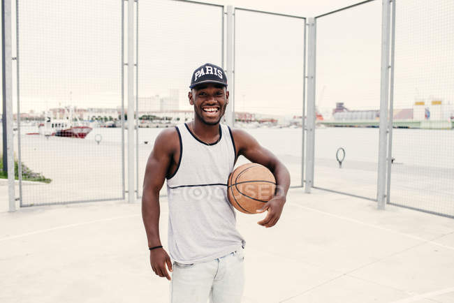 Чорний чоловік з баскетболом — стокове фото