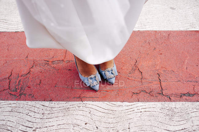 Gambe di donna in abito bianco — Foto stock