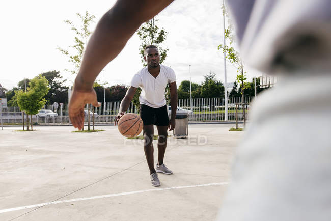 Uomini che giocano a basket — Foto stock