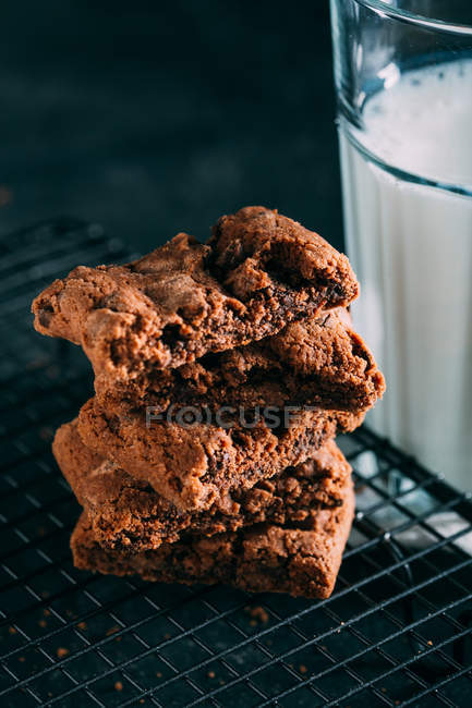 Brownie au chocolat avec un verre de lait — Photo de stock