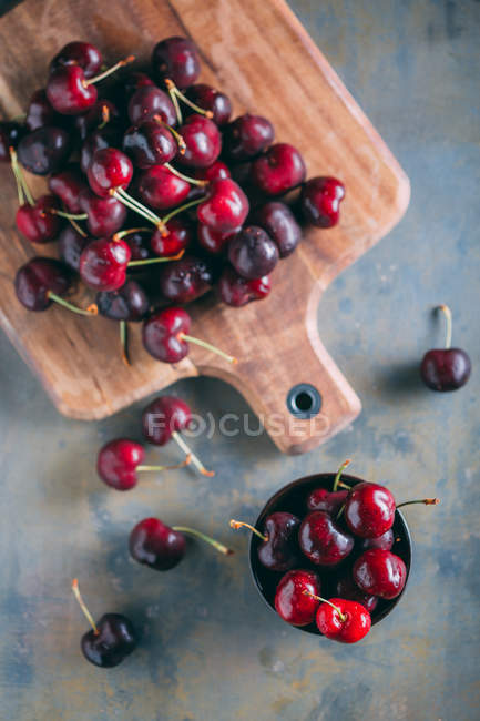 Cherries in a wooden cutting board — Stock Photo