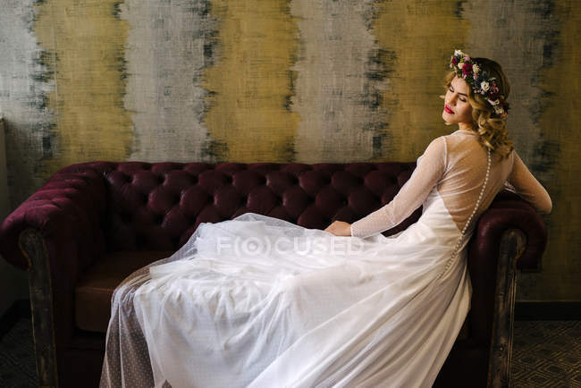Elegante mujer en chaplet de flores y vestido - foto de stock