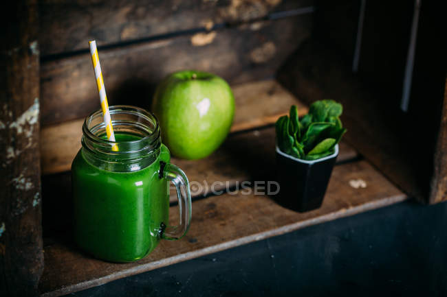 Зеленый детоксикационный коктейль — стоковое фото
