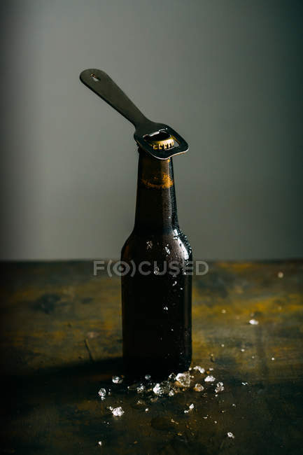Bouteille de bière froide sur sombre — Photo de stock