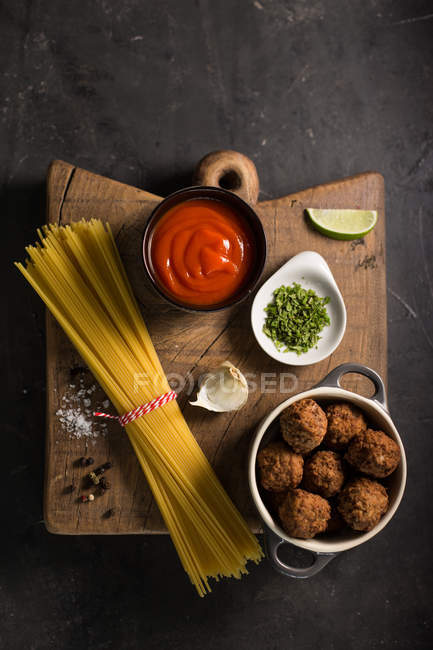 Ingrédients pour spaghettis aux boulettes de viande — Photo de stock