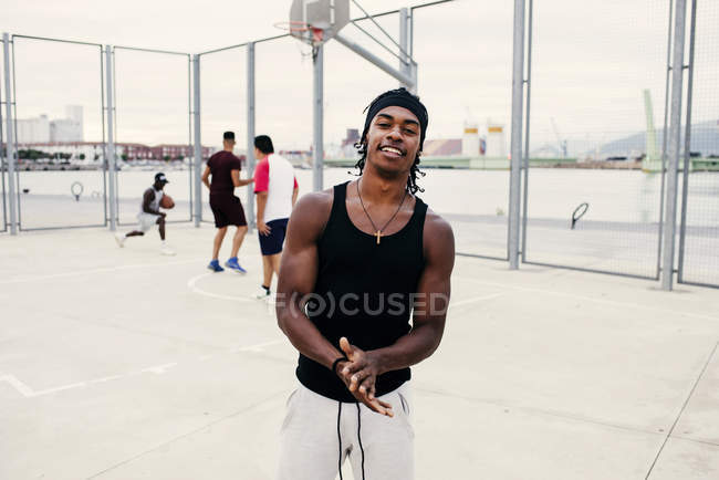 Muscular homem negro no campo de esportes de basquete — Fotografia de Stock
