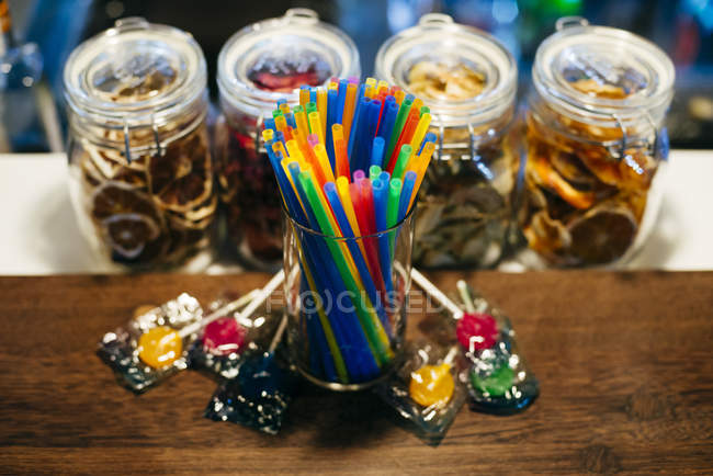 Cannucce e caramelle sul bancone — Foto stock