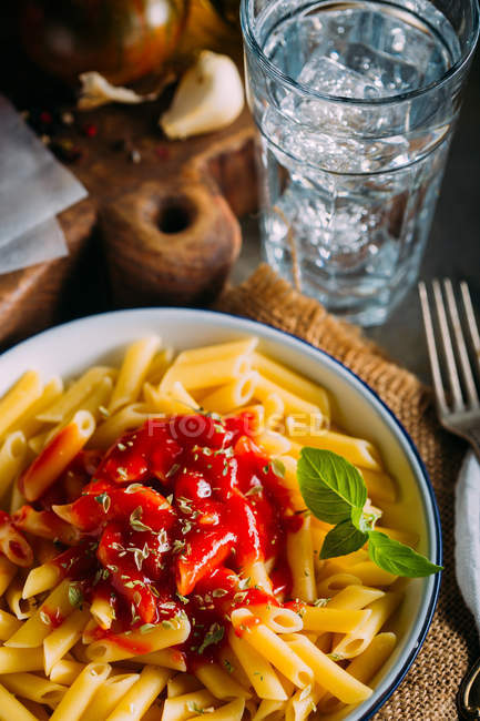 Placa de macarrão com tomate — Fotografia de Stock