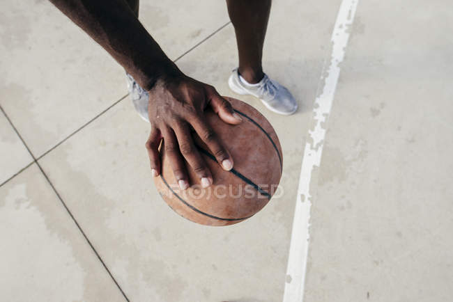 Homem de colheita com basquete — Fotografia de Stock