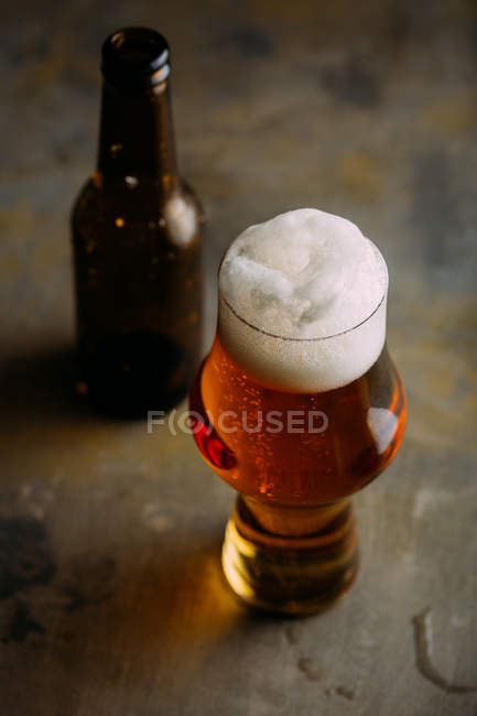 Vaso de cerveza fría en la oscuridad - foto de stock