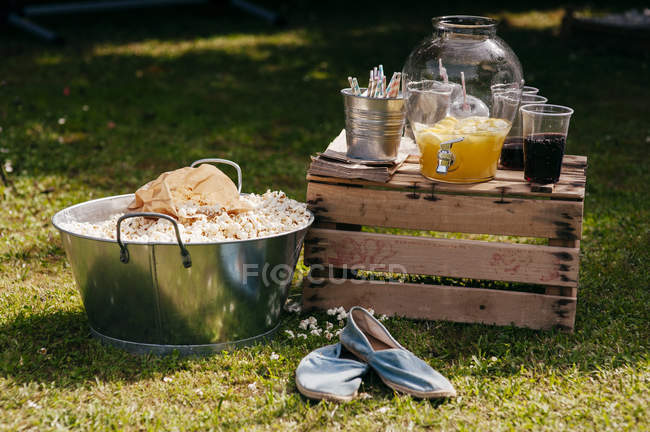 Drinks and popcorn outside — Stock Photo
