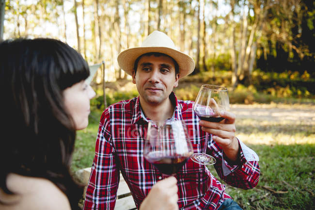 Casal beber vinho tinto — Fotografia de Stock