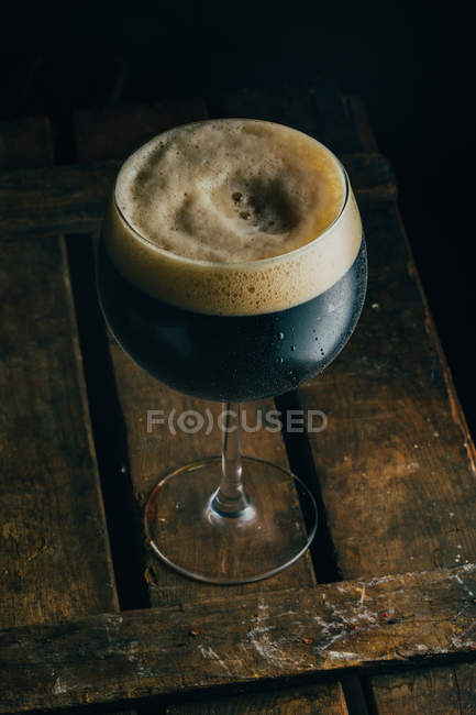 Verre de bière noire — Photo de stock