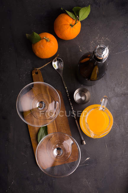 Коктейль мімози з шампанським та апельсиновим соком — стокове фото