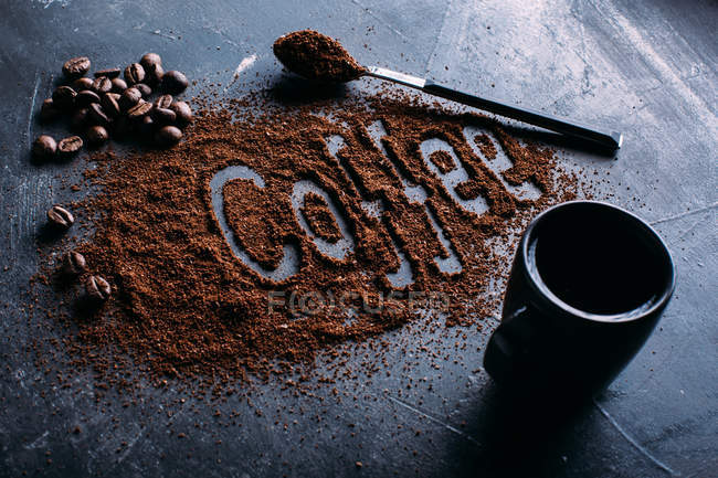 Granos de café y café molido - foto de stock