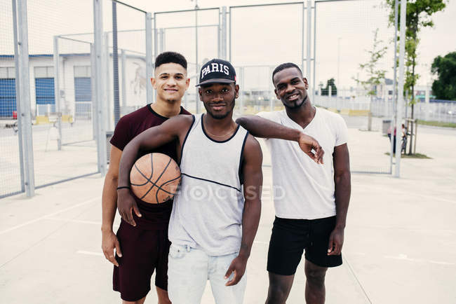 Уверенные в себе мужчины с баскетболом — стоковое фото