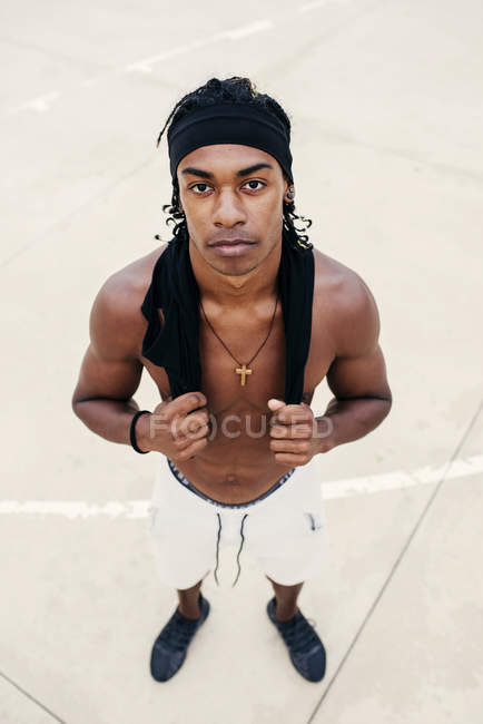 Homme noir musclé sur terrain de sport de basket — Photo de stock