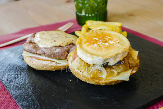 Hambúrguer saboroso incompleto — Fotografia de Stock