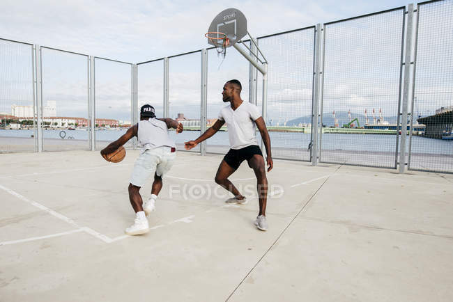 Чёрные мужчины играют в баскетбол — стоковое фото