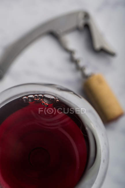 Vin rouge et verre sur table en marbre — Photo de stock