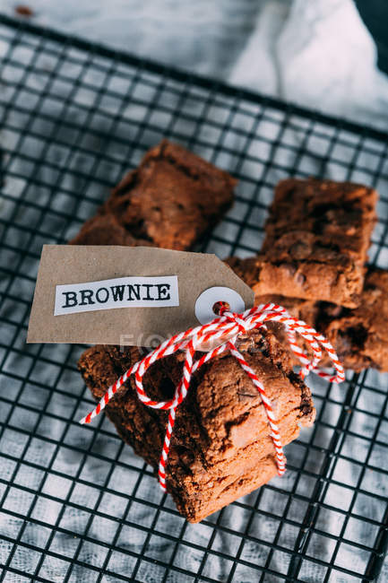 Chocolate brownie with label — Stock Photo