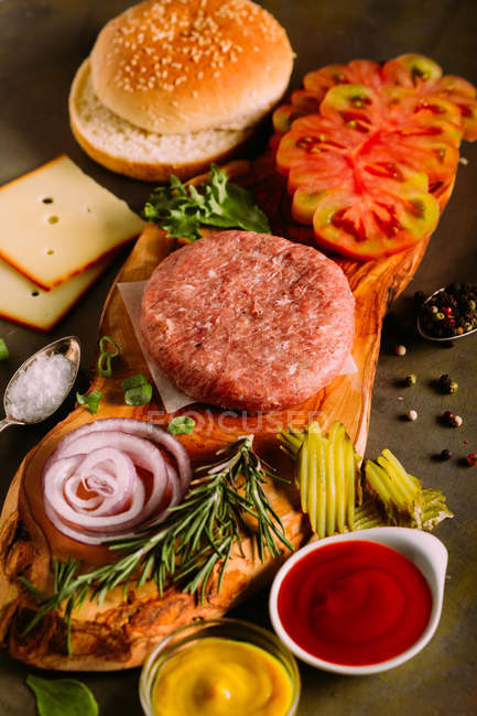 Ingredientes crudos para una hamburguesa gourmet - foto de stock