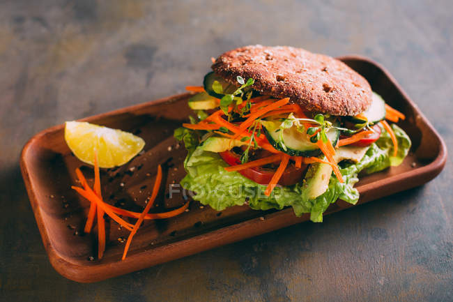 Вегетаріанський бутерброд з салатом — стокове фото
