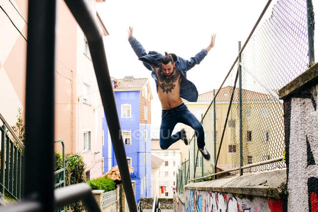 Hipster homem no salto — Fotografia de Stock