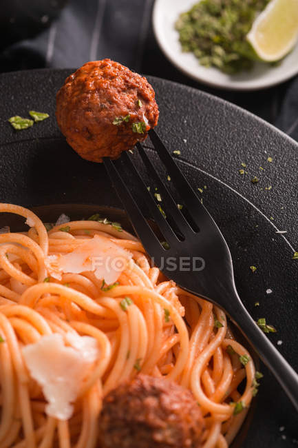 Espaguetis con albóndigas y salsa de tomate - foto de stock