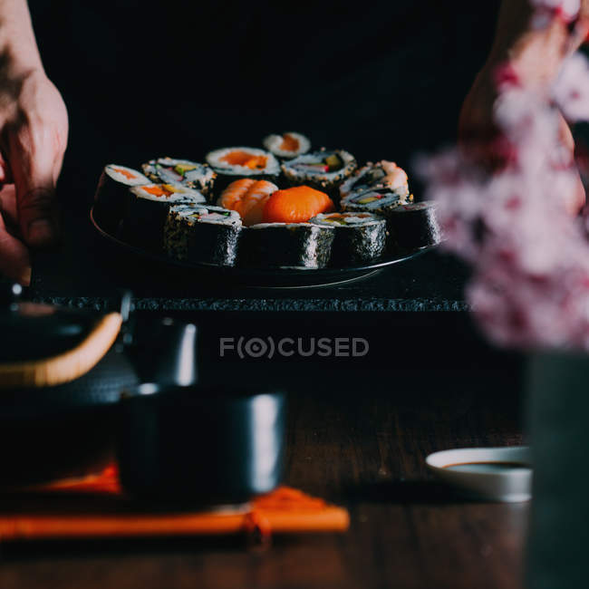 Суши подаются на деревянном столе — стоковое фото