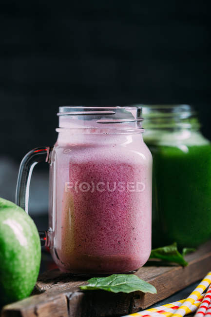 Зеленый и розовый фруктовый коктейль — стоковое фото
