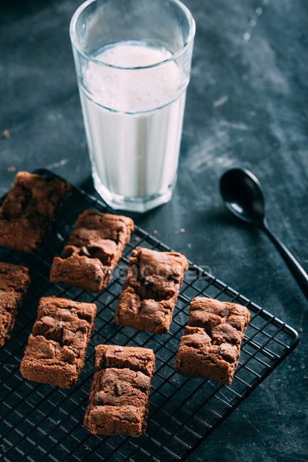 Brownie al cioccolato con un bicchiere di latte — Foto stock