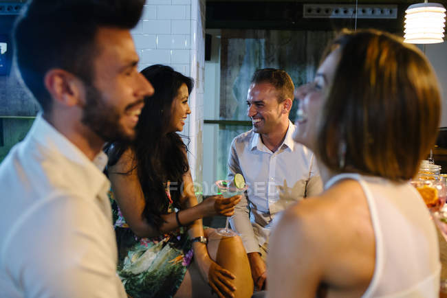 Люди п'ють в барі — стокове фото