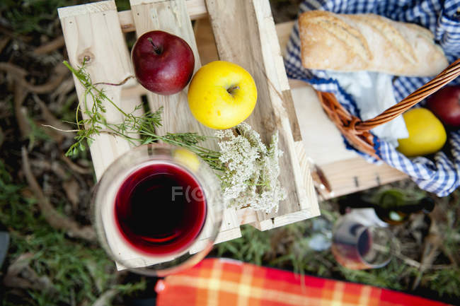 Weinglas und Äpfel — Stockfoto