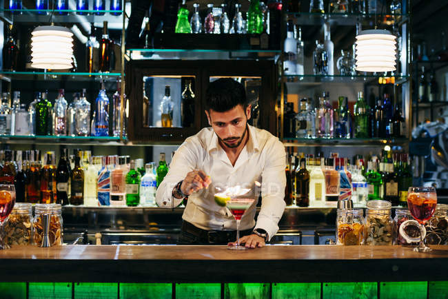 Barman emporter vert — Photo de stock