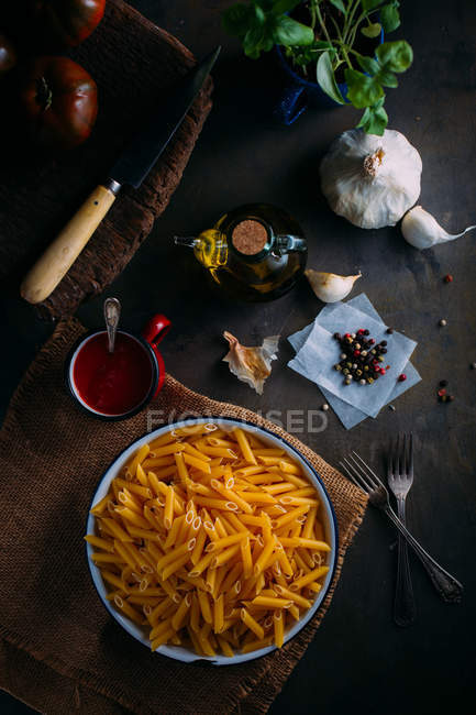 Plate of macaroni with tomato — Stock Photo
