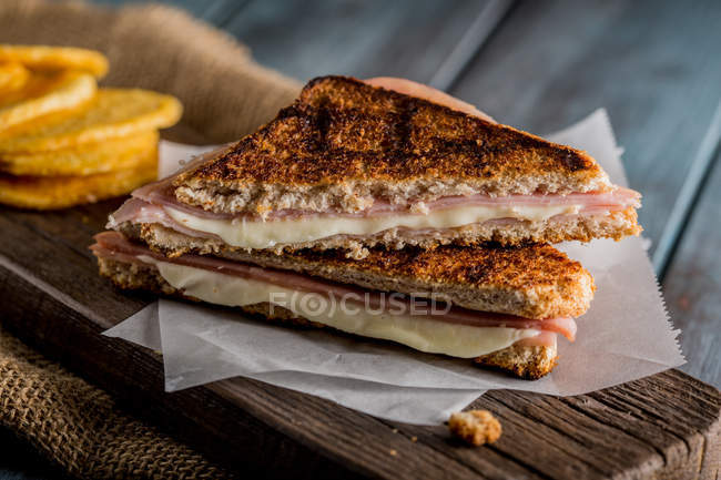 Sandwich mit gegrilltem Schinken und Käse — Stockfoto