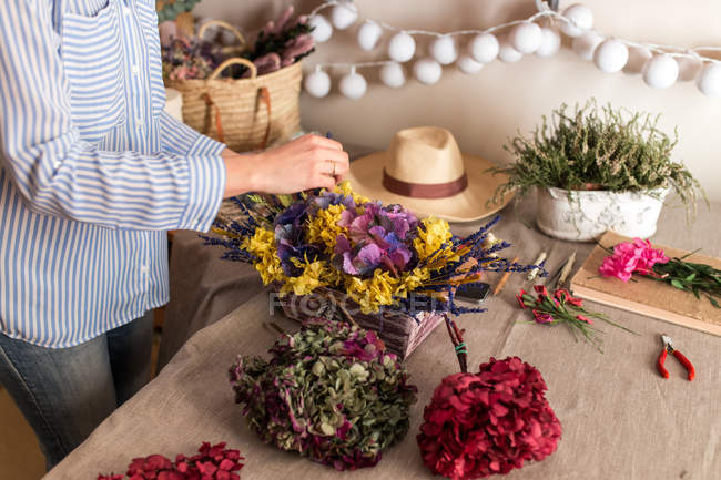 Erntefrau arrangiert Blumen — Stockfoto