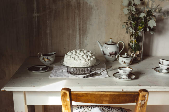 Baiser-Kuchen auf dem Tisch — Stockfoto