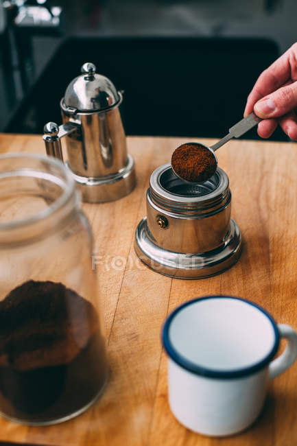 Person, die Kaffee zubereitet — Stockfoto