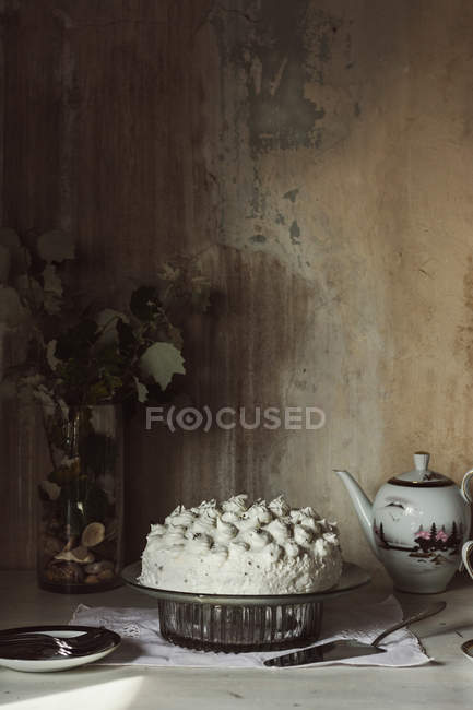 Meringue cake, on the table — Stock Photo