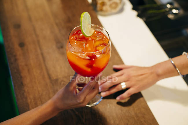 Hands of barman and client — Stock Photo