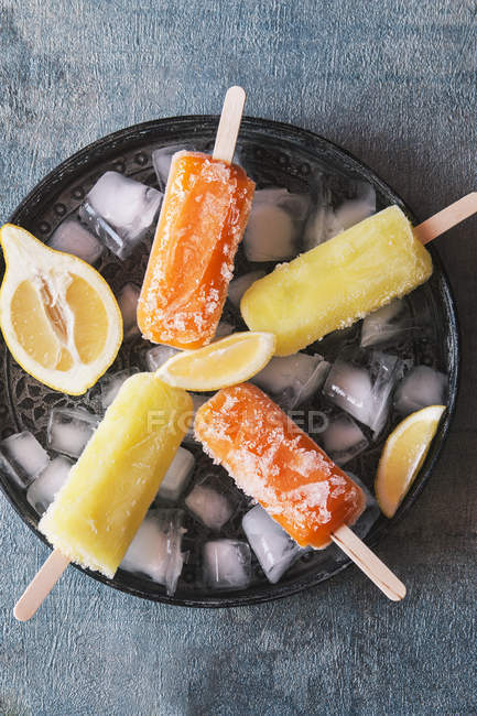 Апельсиновое и лимонное мороженое — стоковое фото