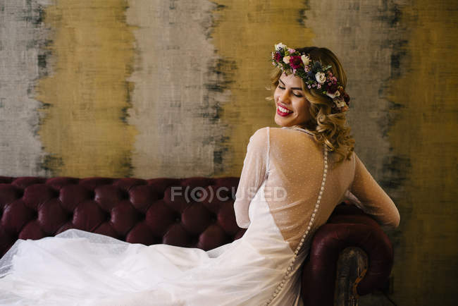 Donna sorridente che indossa ghirlanda di fiori e vestito — Foto stock