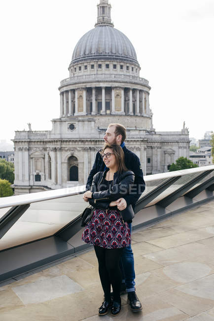 Couple at viewpoint — Stock Photo