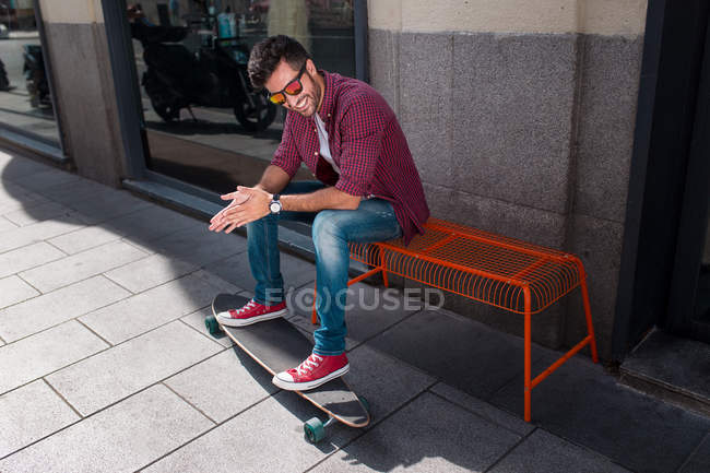 Uomo allegro con skateboard — Foto stock
