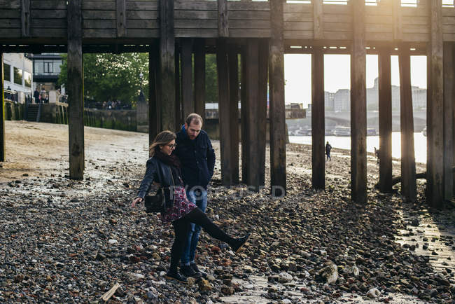 Couple marchant sur la rive — Photo de stock