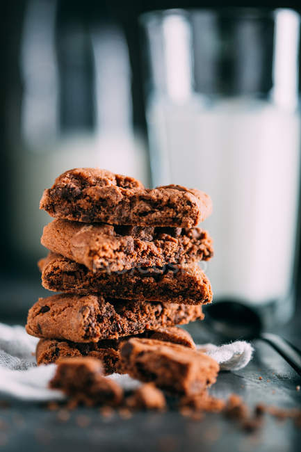 Brownie al cioccolato con un bicchiere di latte — Foto stock