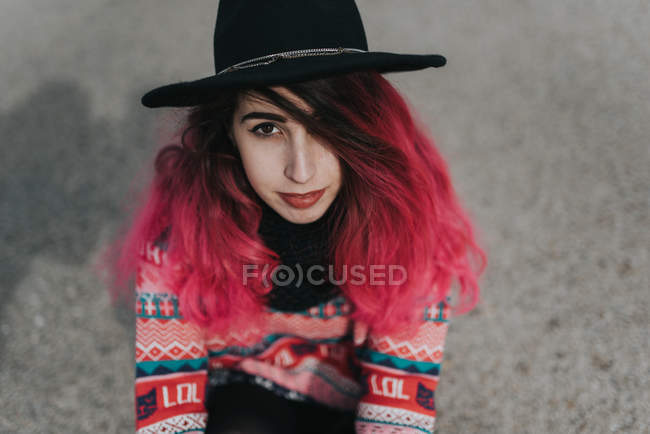 Menina com cabelo rosa no chapéu — Fotografia de Stock