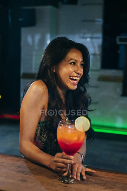 Donna con cocktail nel bar — Foto stock